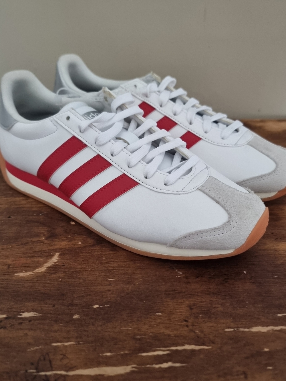 adidas Runvista Womens Sneakers 8.5 White/Red Gum Sole Retro Running Casual